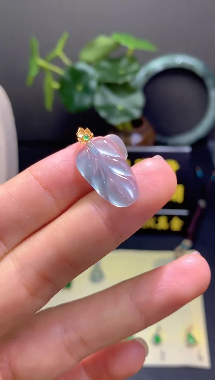 翡翠18K金镶嵌颈饰翡翠吊坠