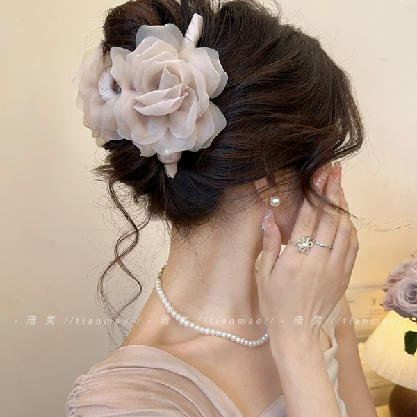 温柔花朵人造珍珠头发抓夹女高级感2025新款后脑勺盘发鲨鱼夹发饰