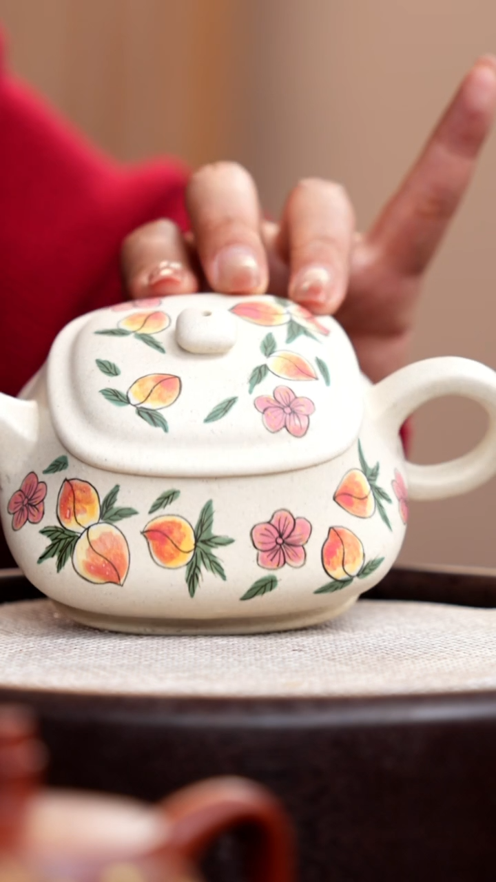 【闪购商品】紫砂茶壶白玉段四方明炉泥绘桃子