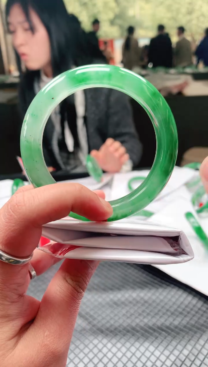 【闪购商品】石英质玉手镯未镶嵌冰飘花手镯