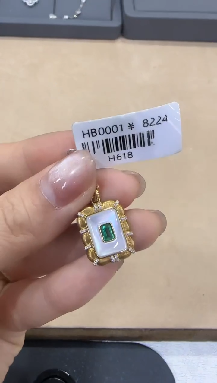 【闪购商品】祖母绿/18K金镶嵌时尚吊坠
