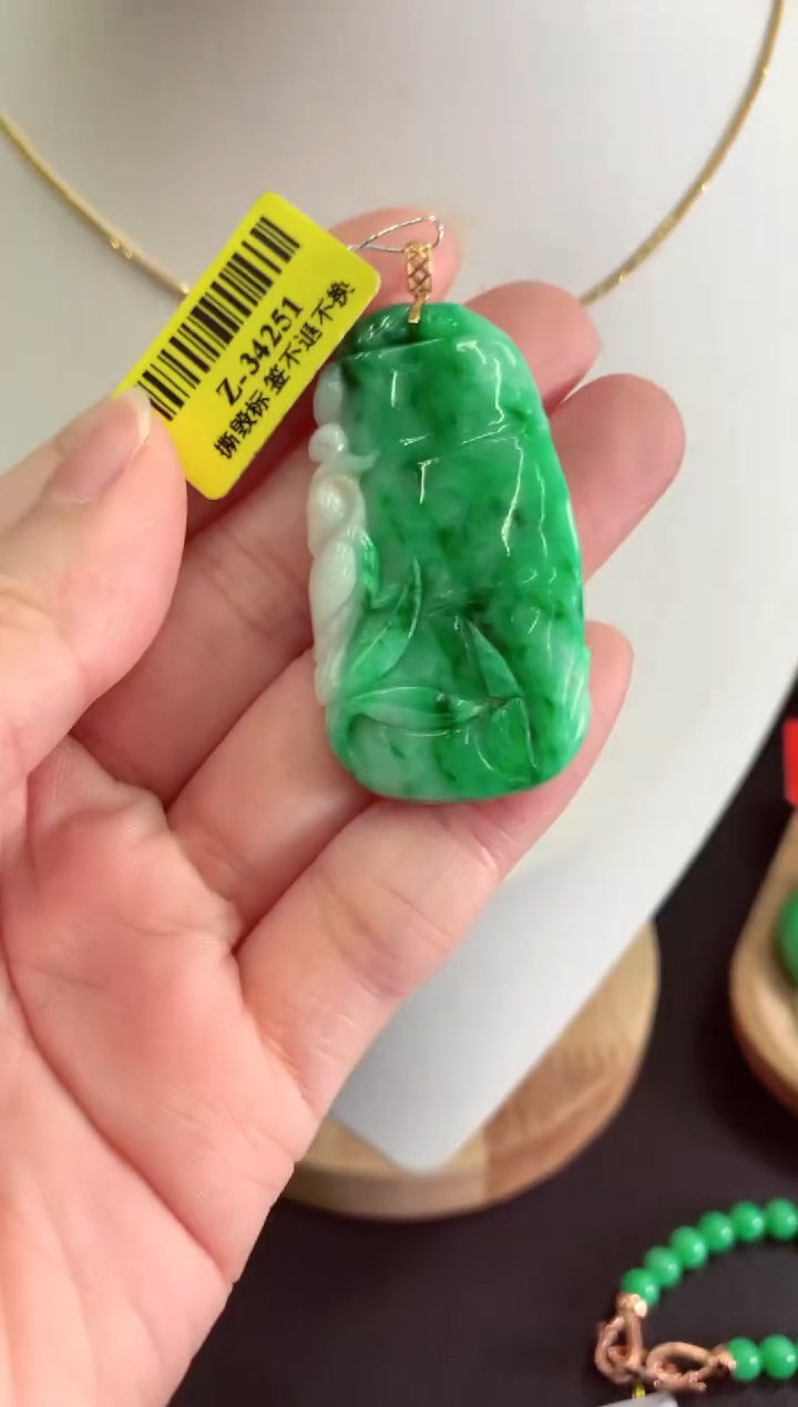 【闪购商品】翡翠吊坠(不含链)18K金镶嵌挂件