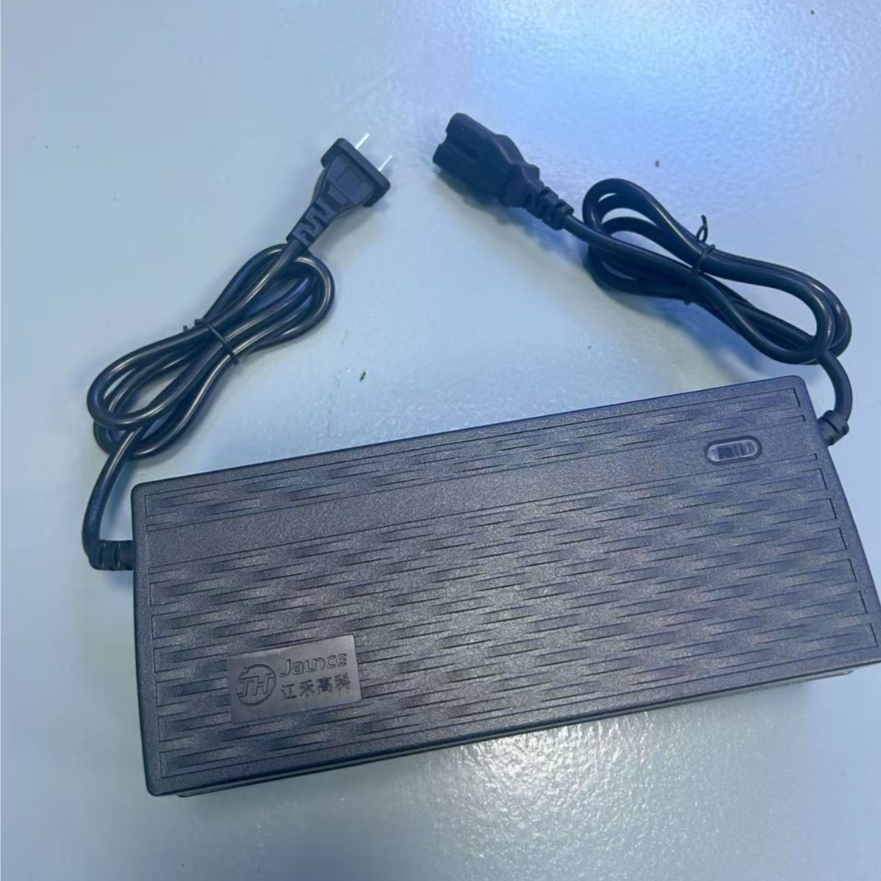 电摩和电轻摩用73V5A充电器