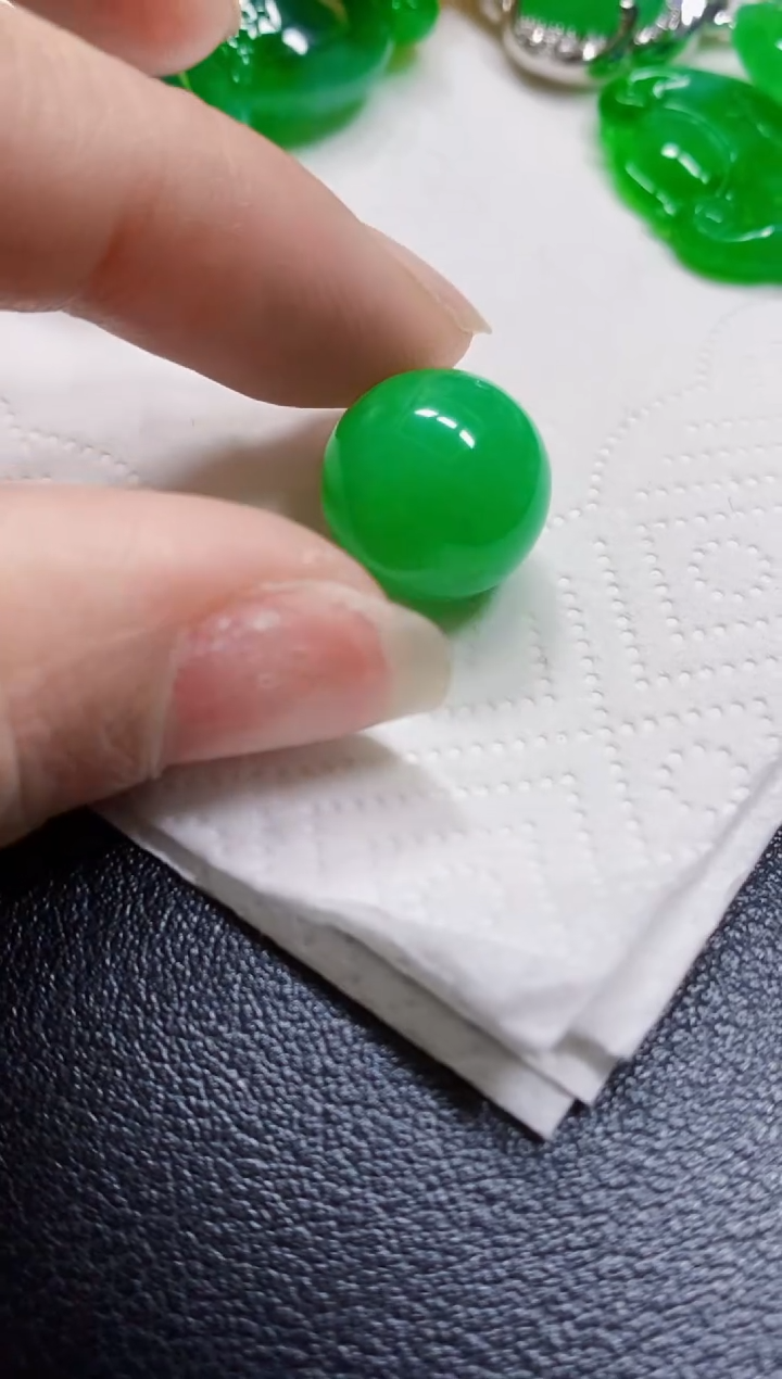 颈饰未镶嵌翡翠珠子