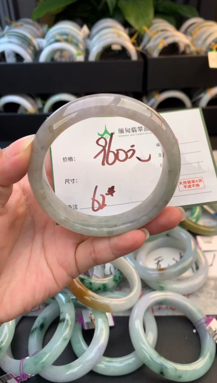 未镶嵌定制翡翠毛货需精细抛光+多人