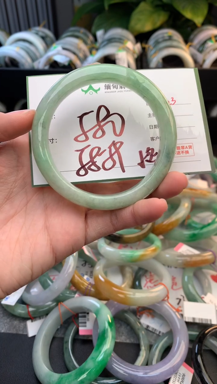 未镶嵌定制翡翠毛货需精细抛光+多人