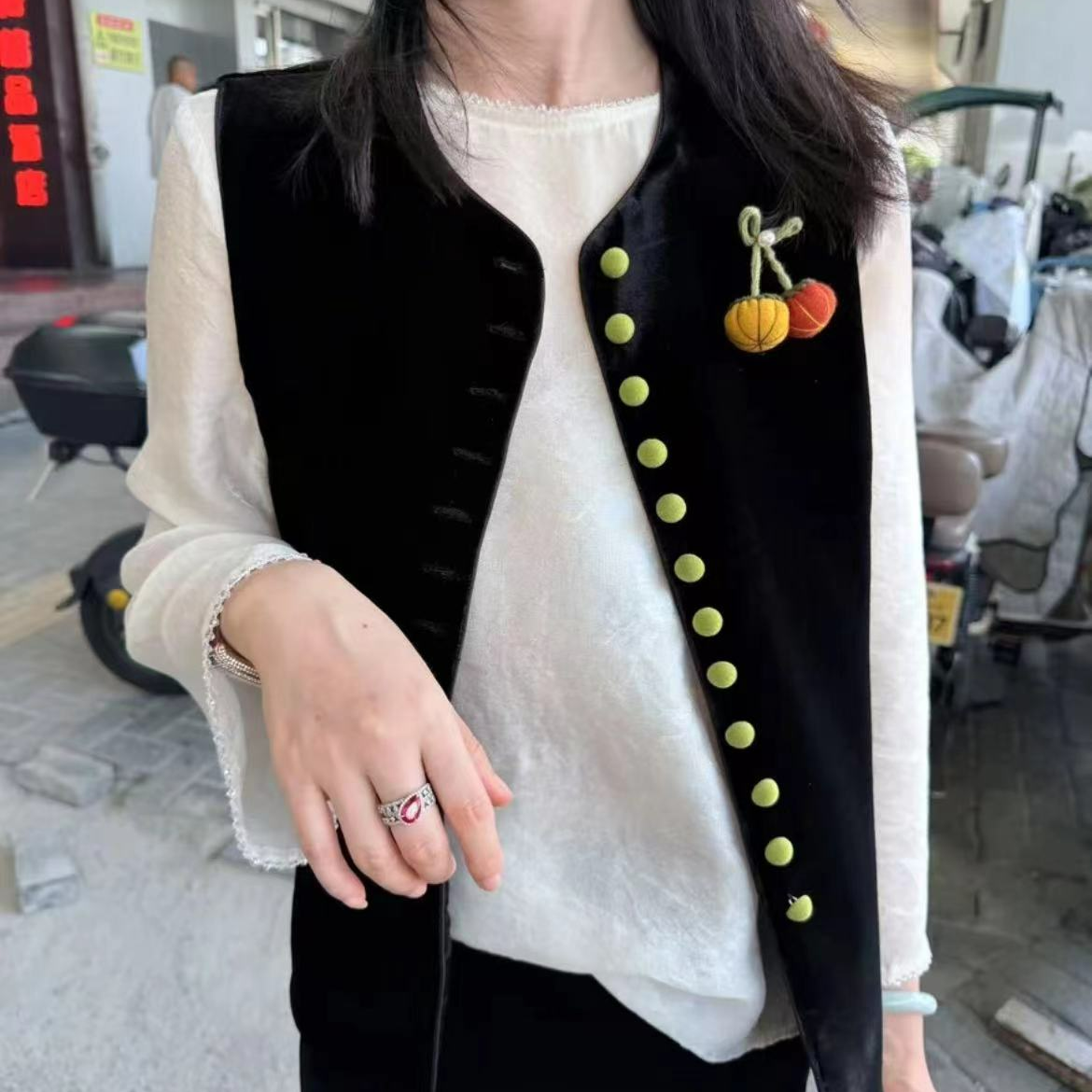 高品质新中式撞色拼接提花丝绒马甲女秋季新款时尚圆领单排扣坎肩