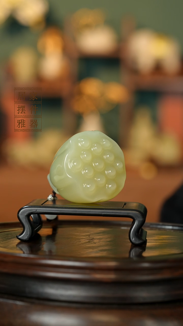 玉《手握莲蓬》摆件