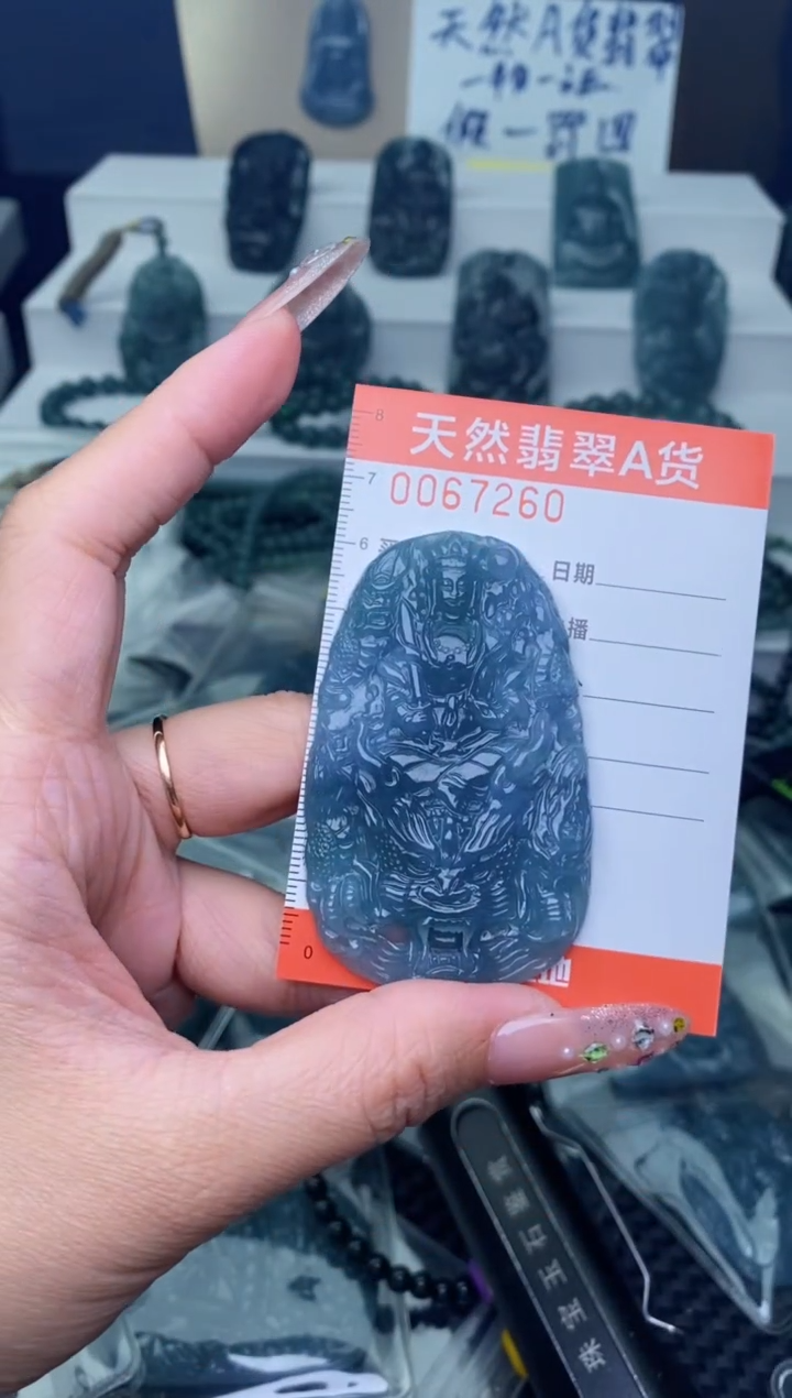 翡翠未镶嵌颈饰···········