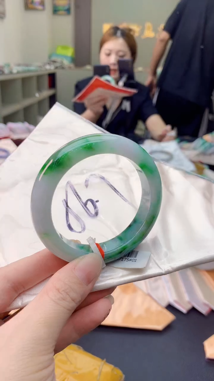 翡翠手镯未镶嵌0398906052
