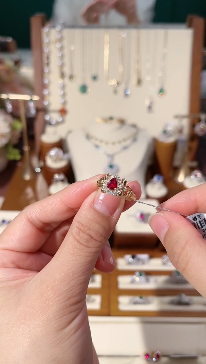 红宝石戒指18K金镶嵌56分无烧红宝石钻石戒指