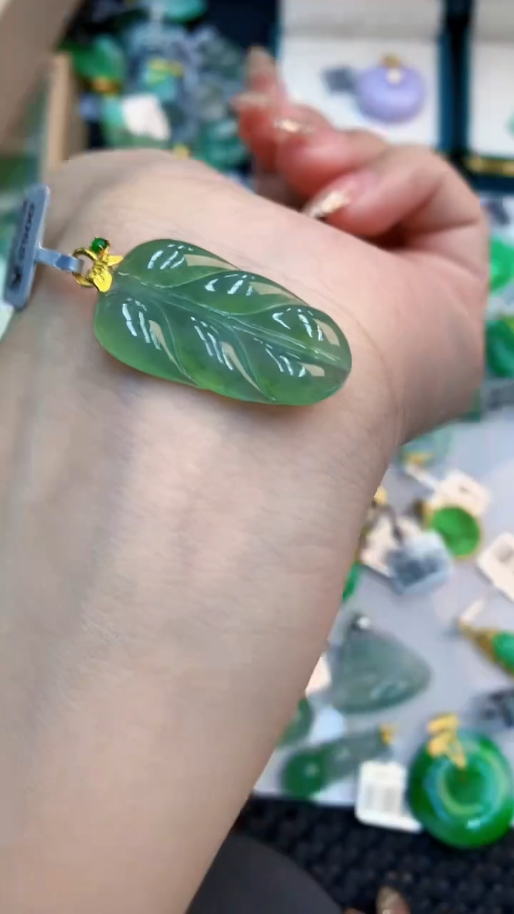 翡翠18K金镶嵌颈饰           8