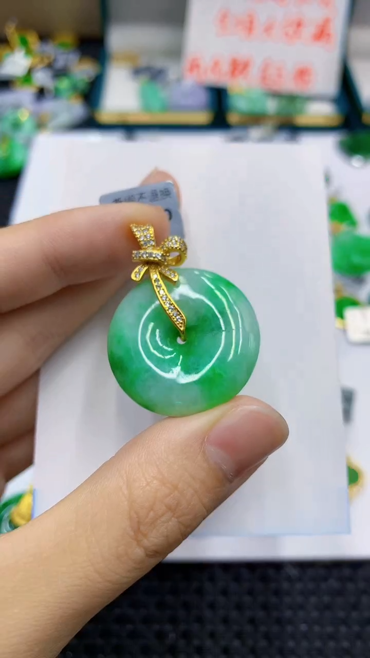 翡翠未镶嵌颈饰             1