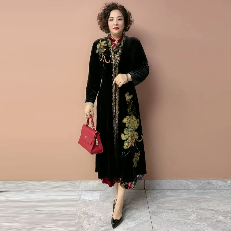 中老年妈妈春装刺绣风衣外套2025新款高贵洋气丝绒刺绣外披开衫女