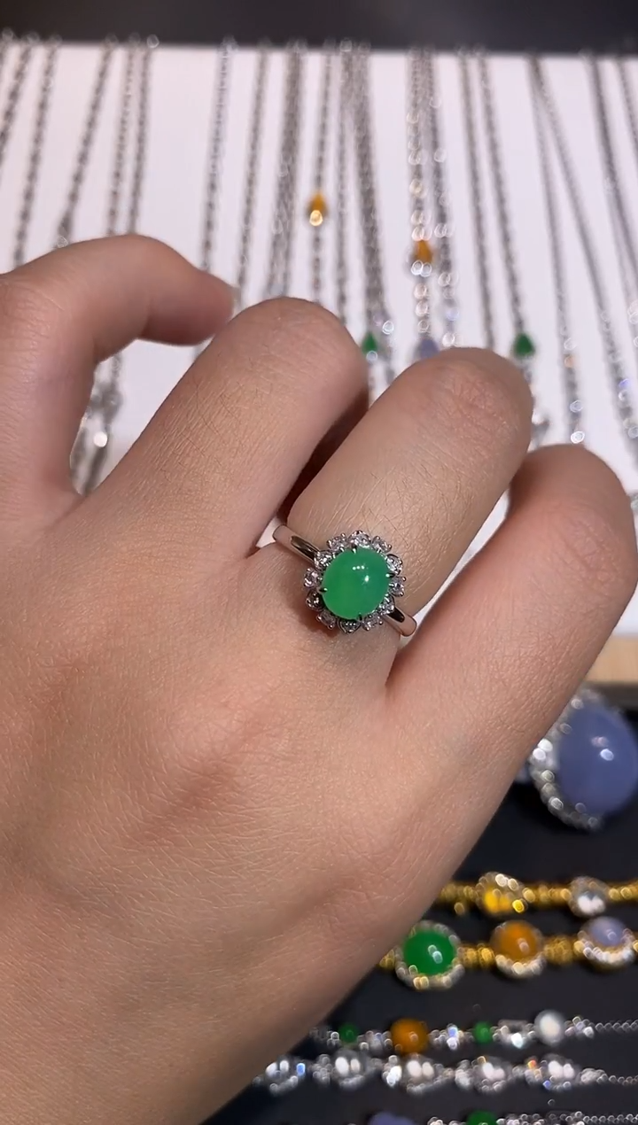 18K金镶嵌戒指翡翠戒指