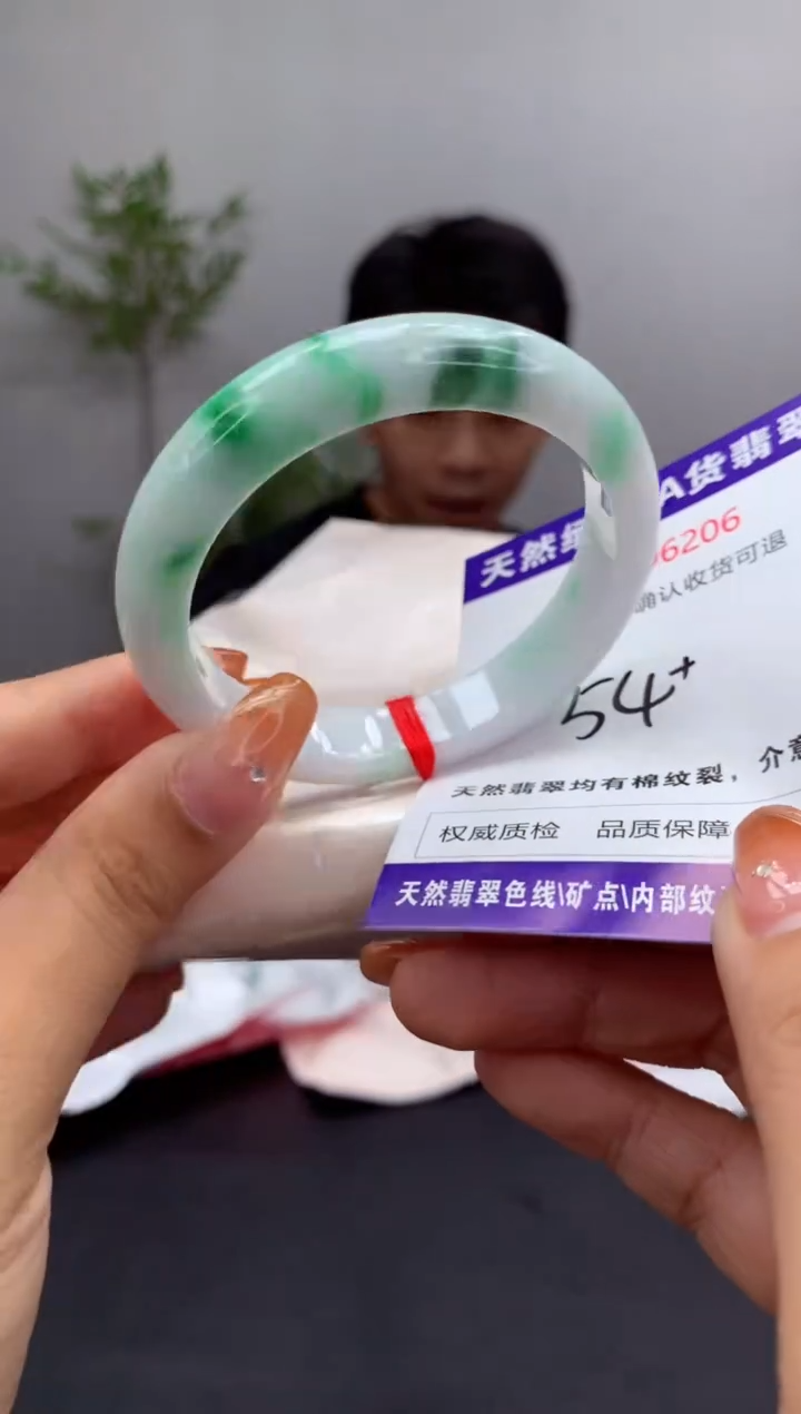 未镶嵌手镯翡翠困***?有纹，完美者勿拍
