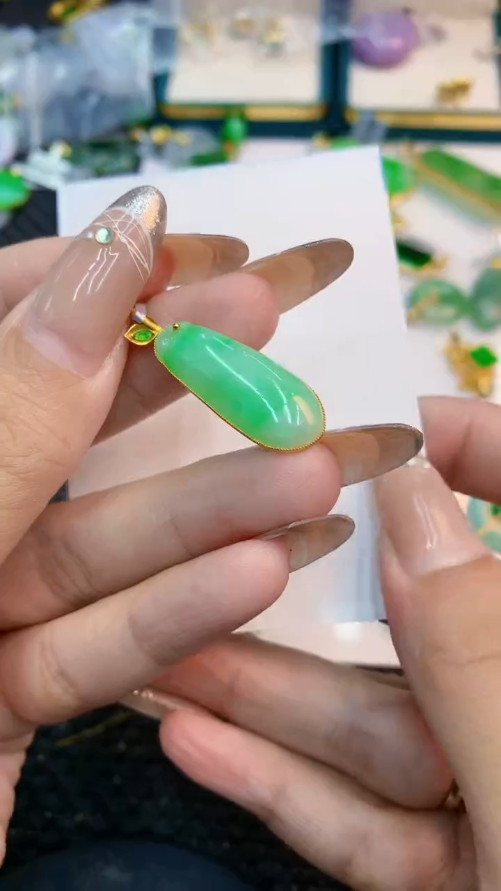 颈饰18K金镶嵌翡翠1