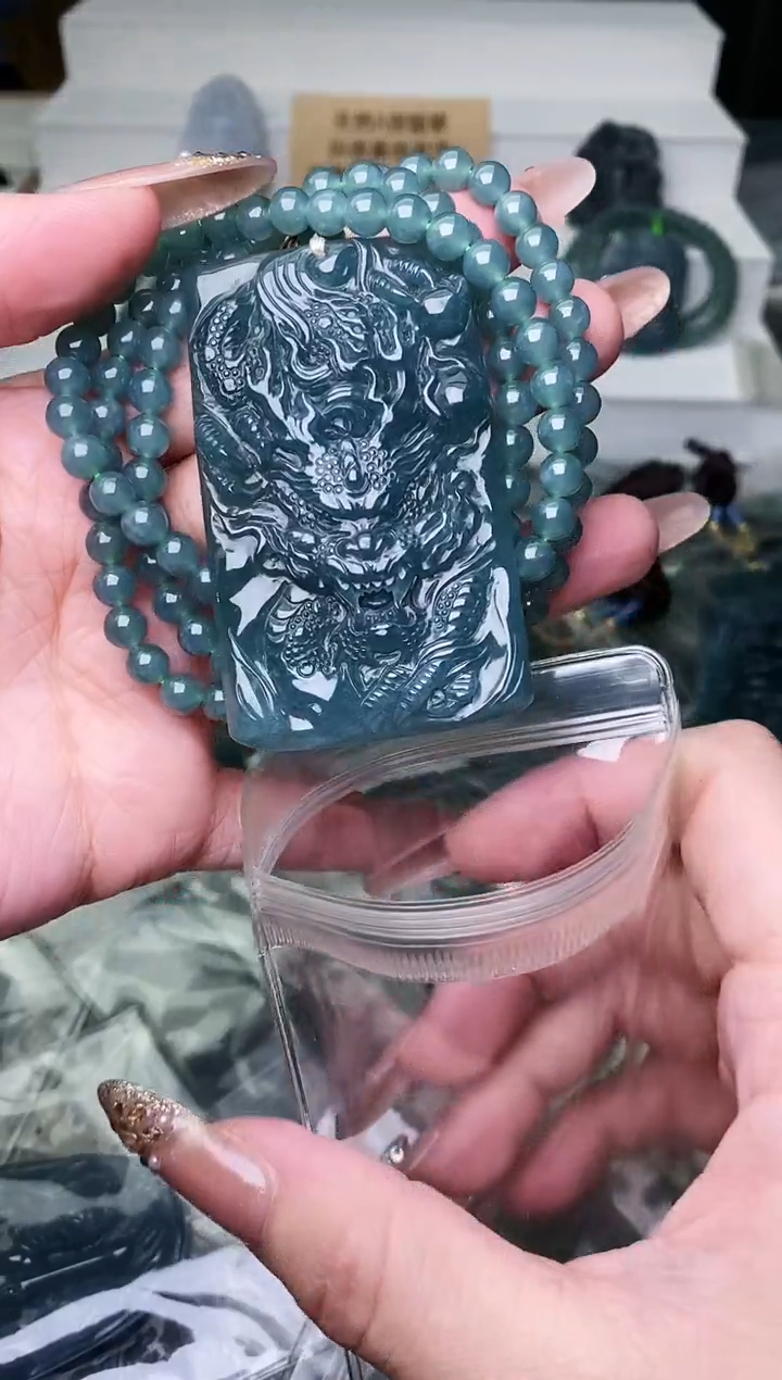 颈饰未镶嵌翡翠 