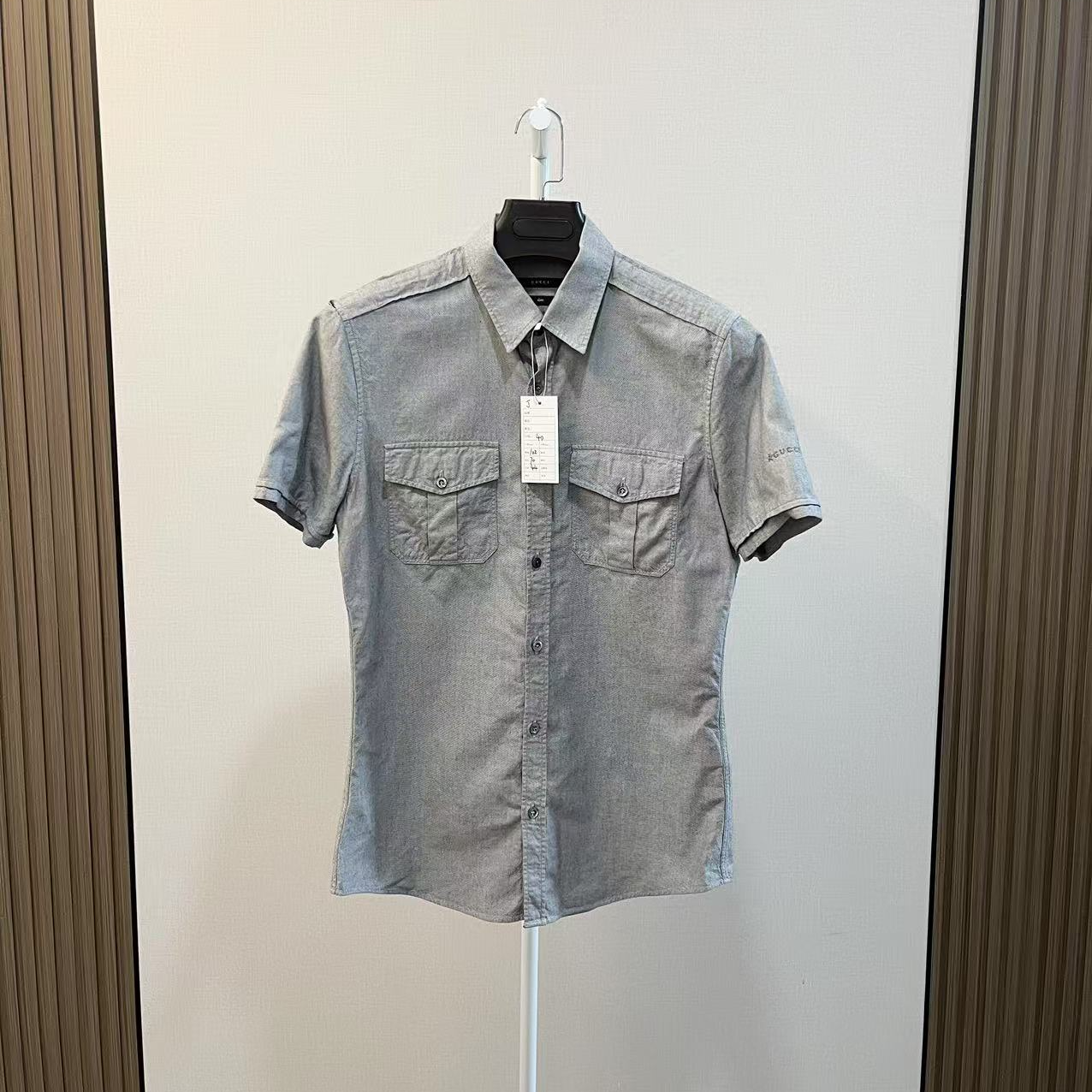 99新 GUCCI/古驰 /灰色手臂刺绣字母Logo休闲短袖衬衫/尺码40