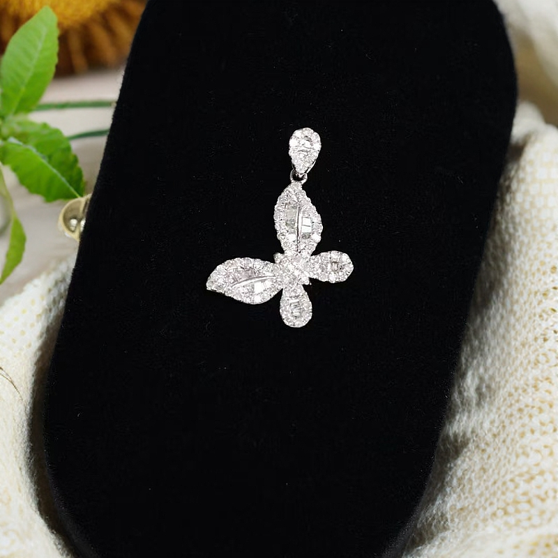 18k金镶嵌天然钻石40分带扣头版蝴蝶吊坠TG