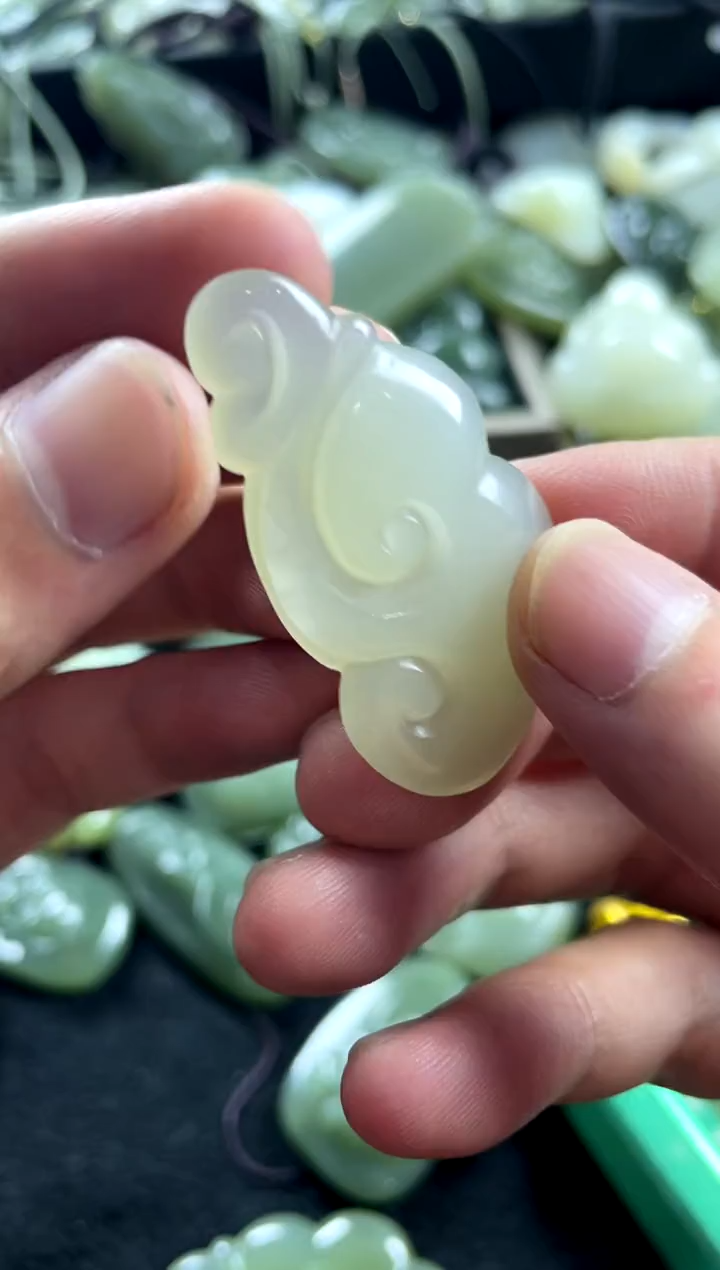 和田玉未镶嵌颈饰如意