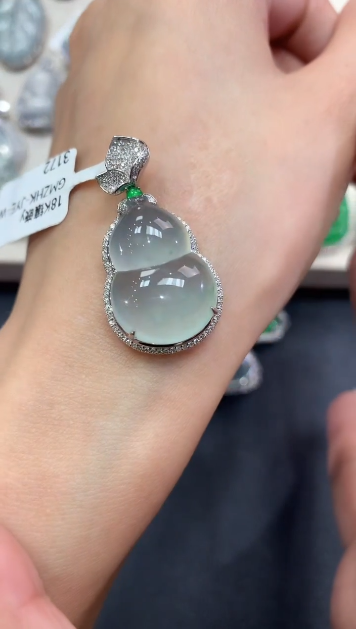 【闪购商品】翡翠吊坠(不含链)18K金镶嵌q79         