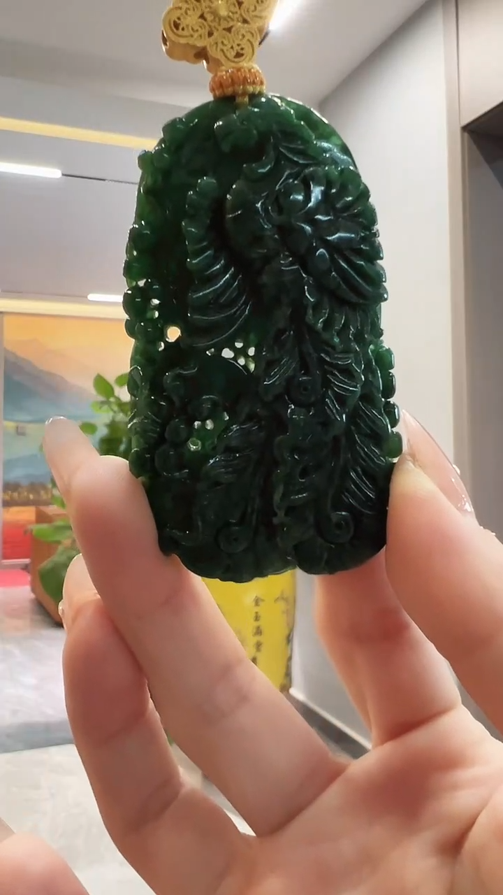 翡翠未镶嵌颈饰凤凰