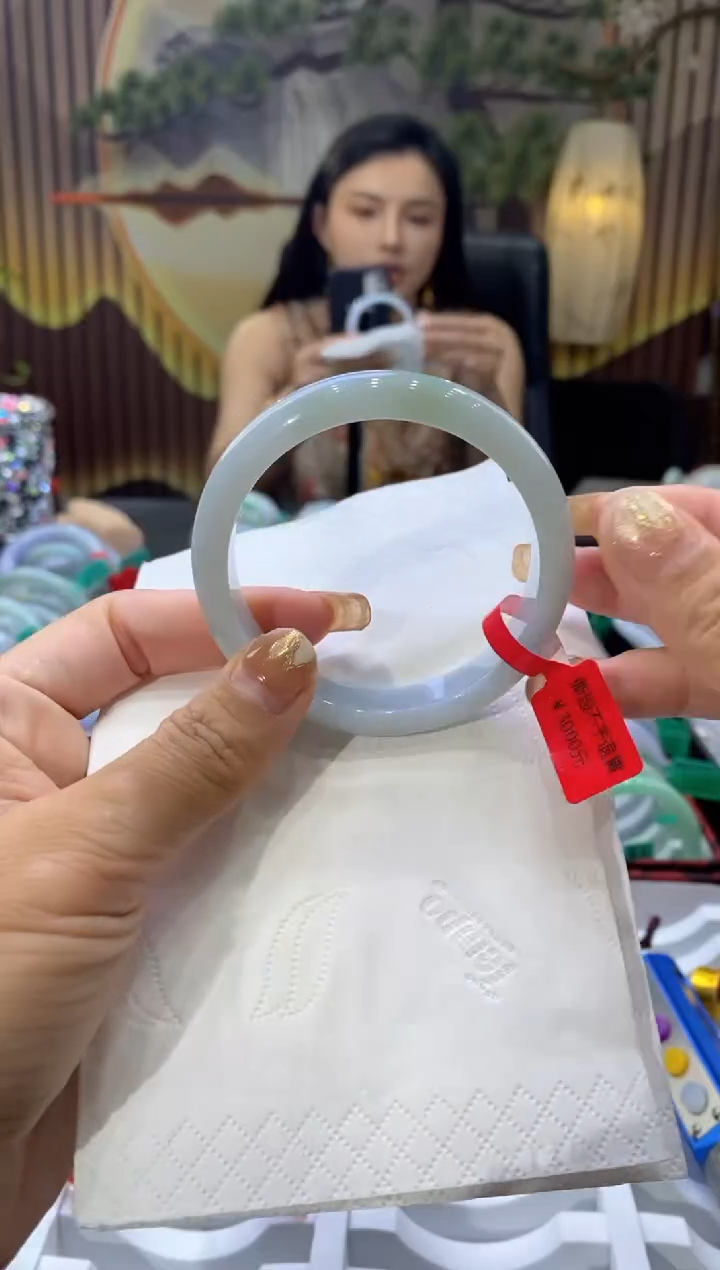 翡翠手镯未镶嵌多人05093