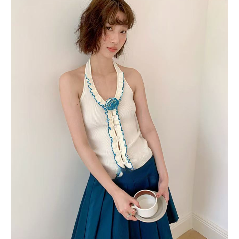 【奥莉】2025春夏：法式立体花朵木耳边V领挂脖无袖针织背心3525