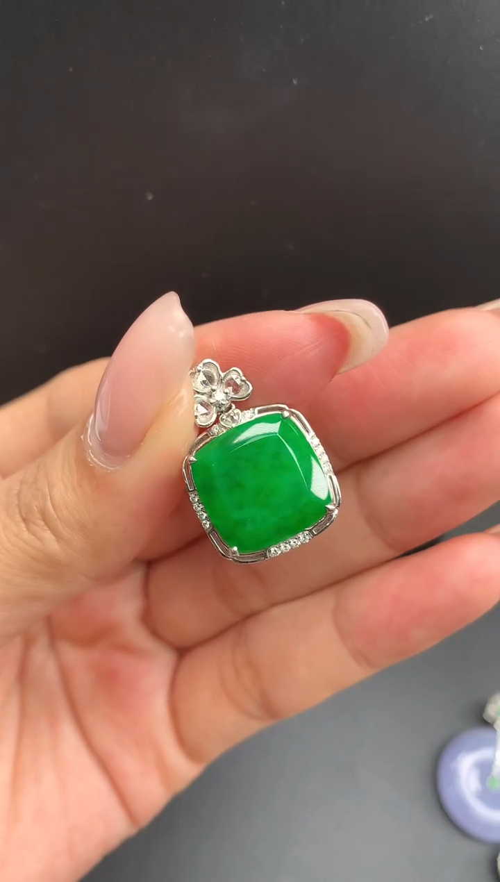 【闪购商品】翡翠颈饰18K金镶嵌方牌