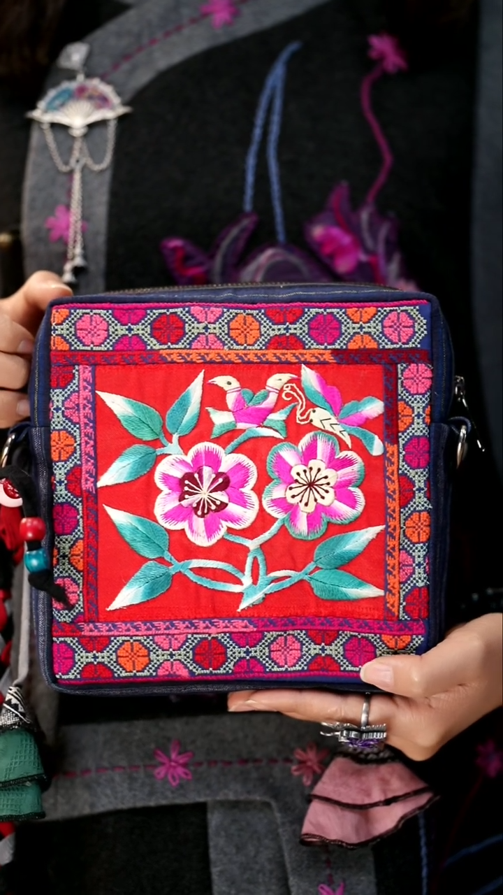 刺绣私人定制苗族手工包Z9943