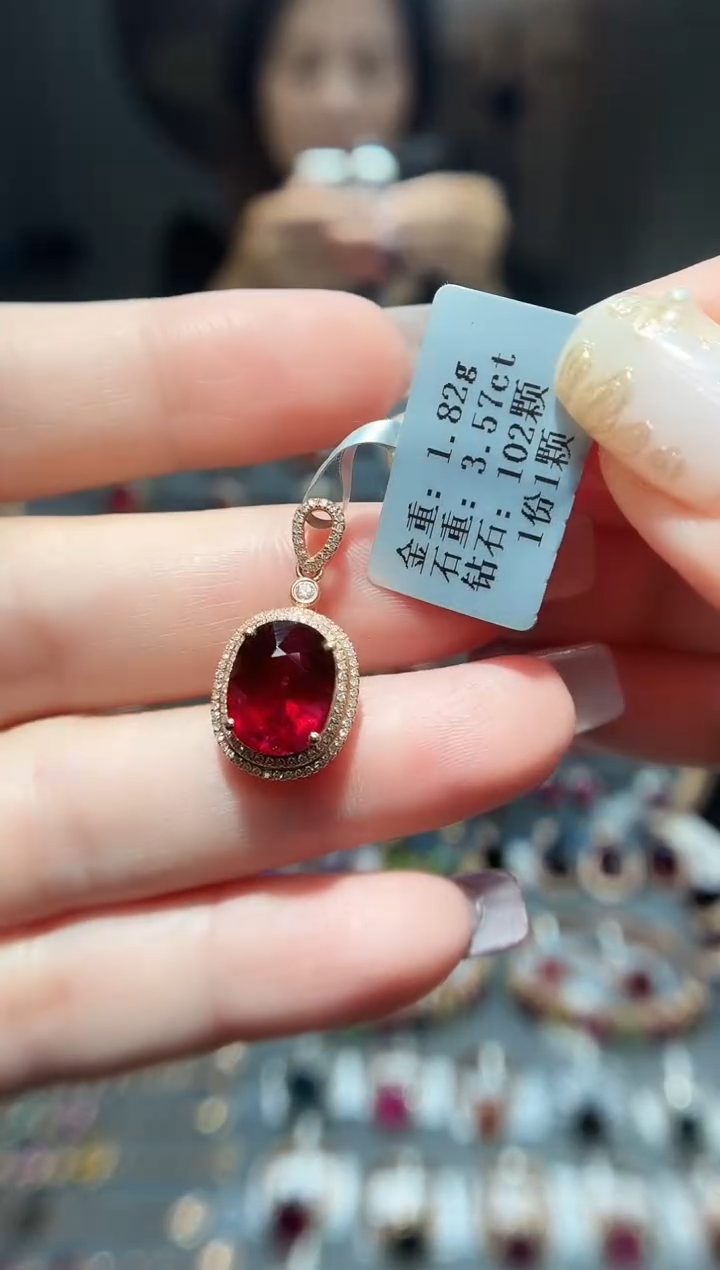 颈饰18K金镶嵌碧玺3.57