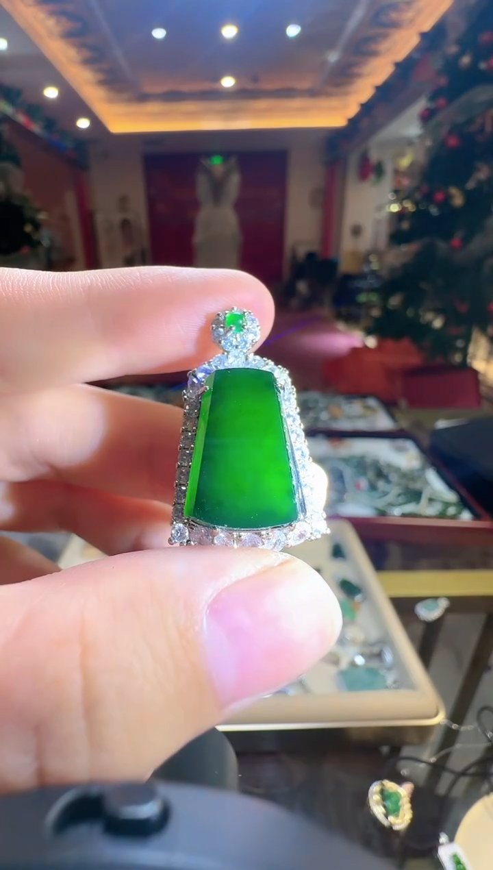 【闪购商品】翡翠吊坠(不含链)未镶嵌翡翠