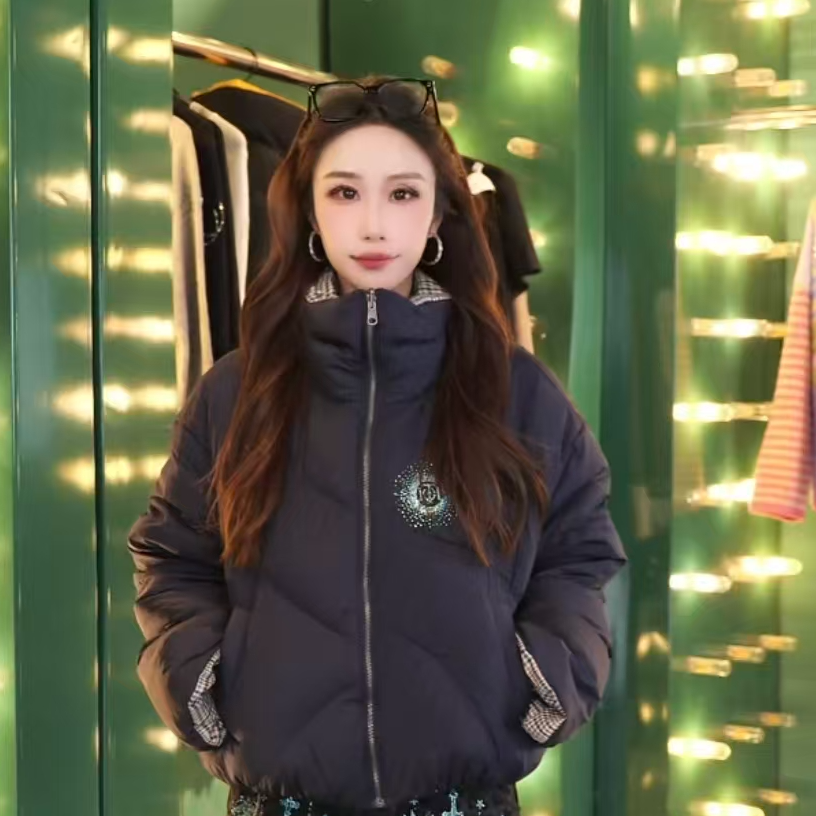 TCH轻奢藏蓝色格纹两面穿烫钻羽绒服T75D19E1030