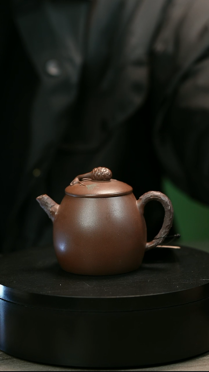 茶壶紫砂糊*H2366赵信军底槽青堆绘松果
