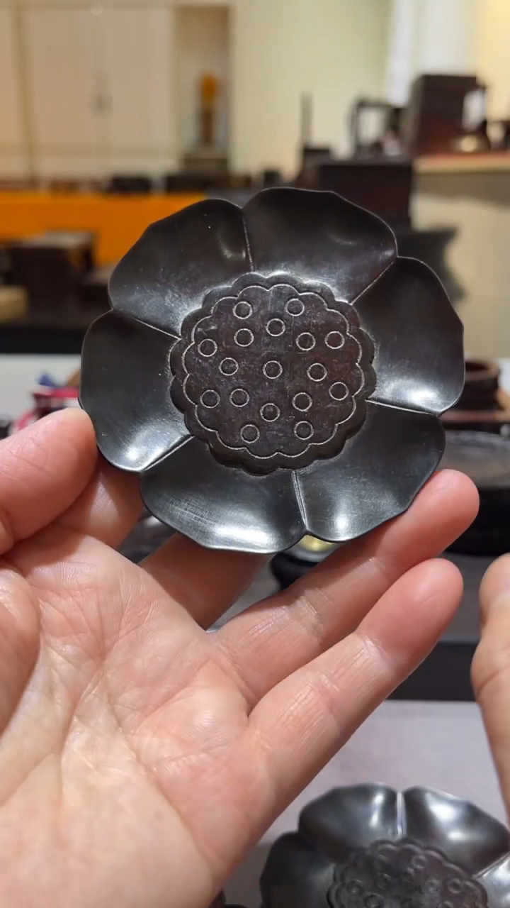 红酸枝木类精品木雕精工细作