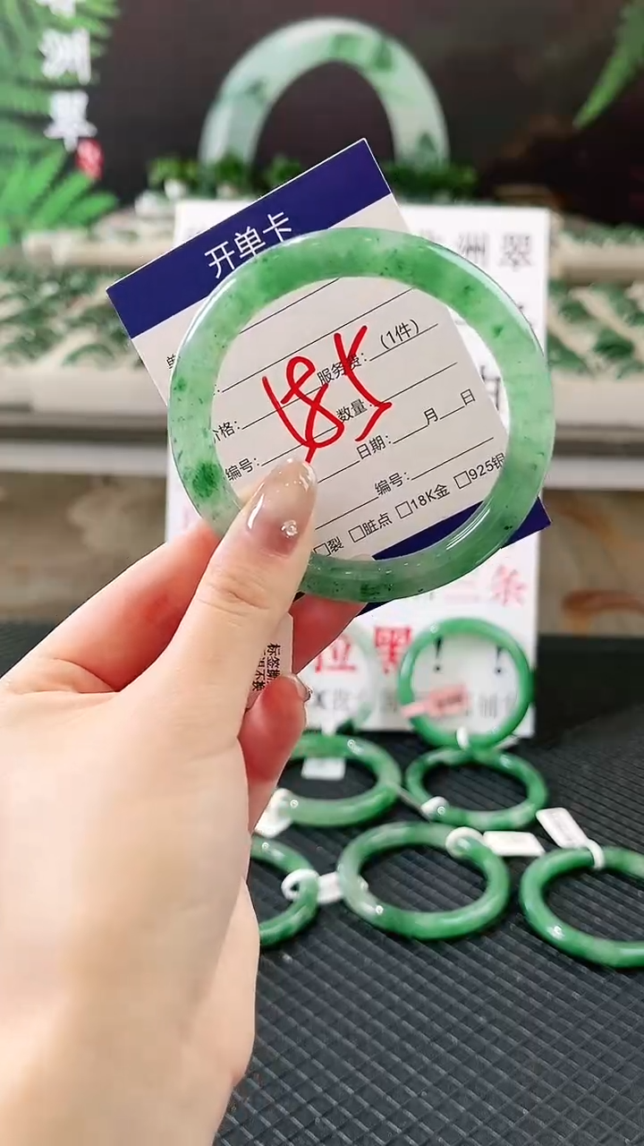 未镶嵌手镯石英质玉（非洲翠）微瑕一经发货运费不退介意勿拍