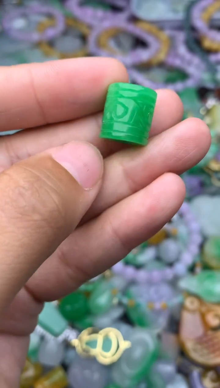 颈饰未镶嵌翡翠天然缅甸翡翠吊坠