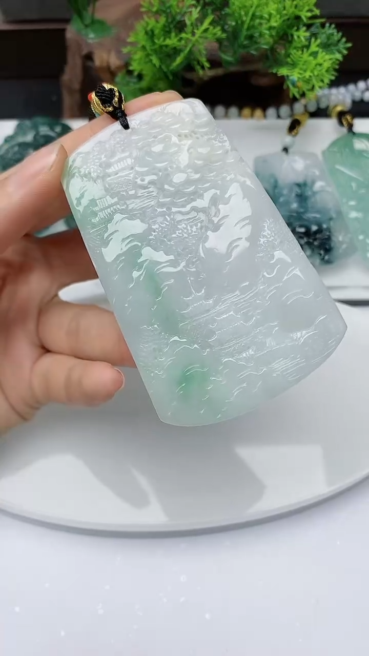 【闪购商品】翡翠颈饰未镶嵌         