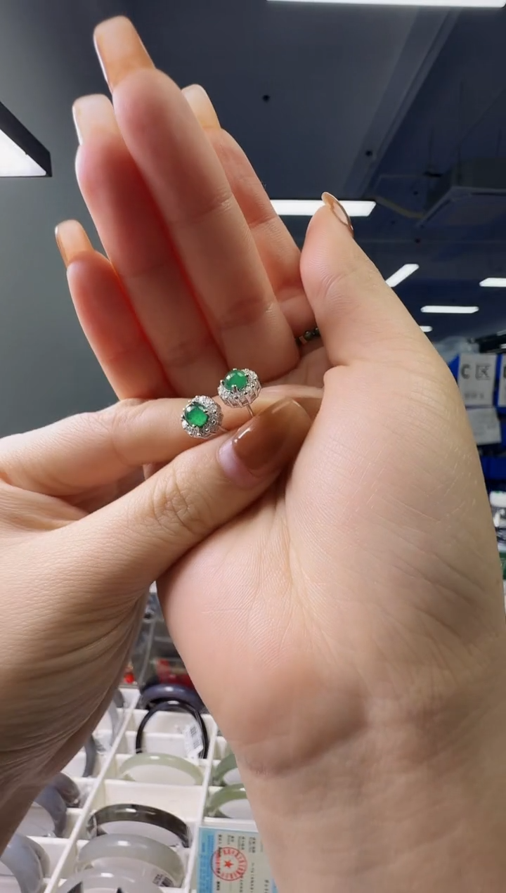 【闪购商品】翡翠耳饰银S925镶嵌翡翠绿蛋面耳钉