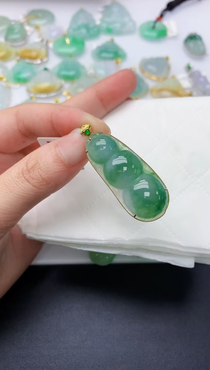 颈饰18K金镶嵌翡翠天然A货