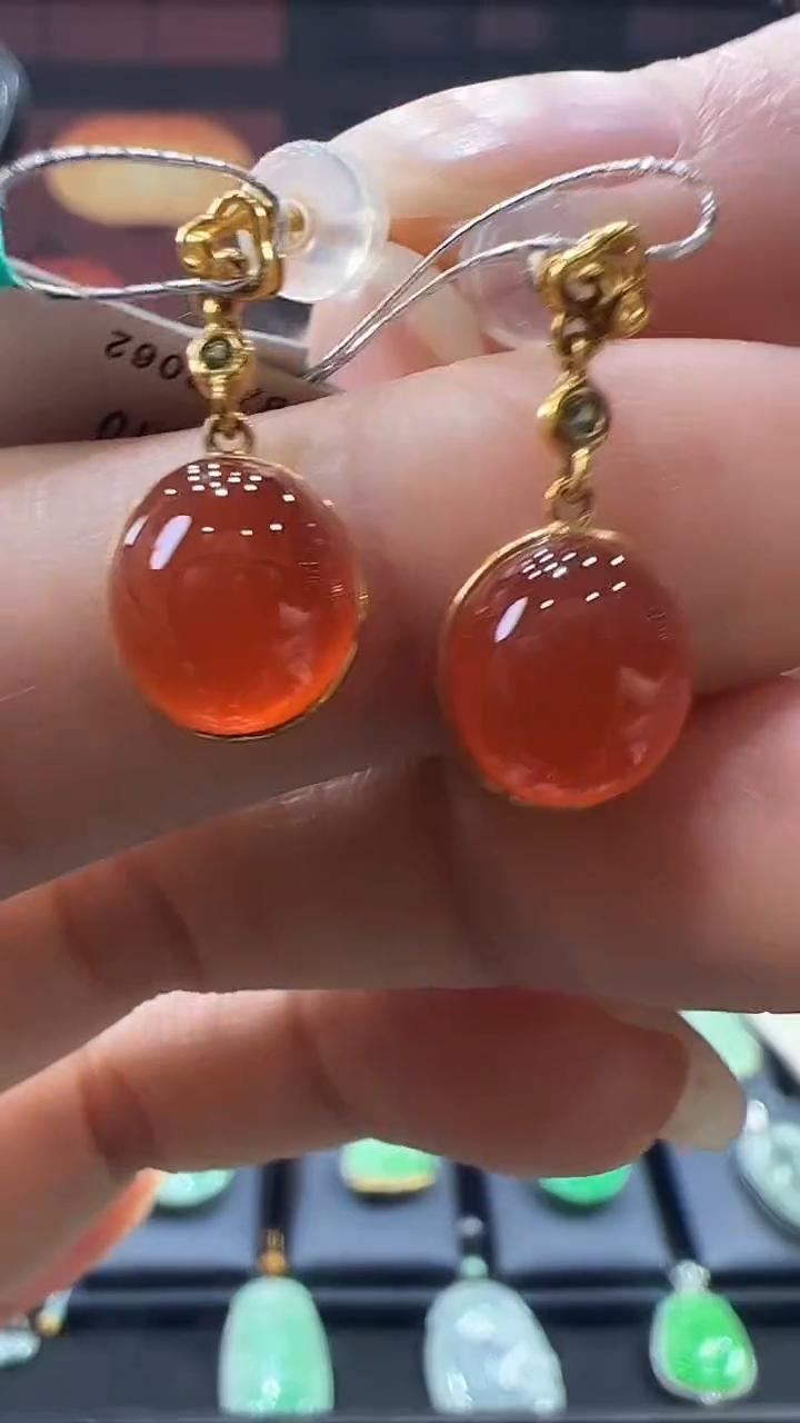18K金镶嵌南红玛瑙耳饰耳钉