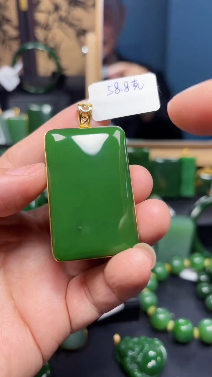 【闪购商品】和田玉（碧玉）吊坠(赠链)18K金镶嵌1