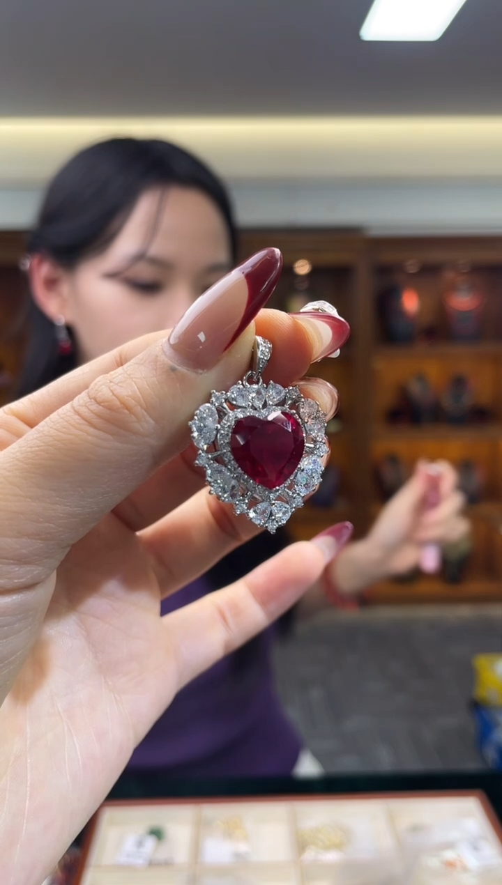 颈饰未镶嵌红宝石（多样性发一件）