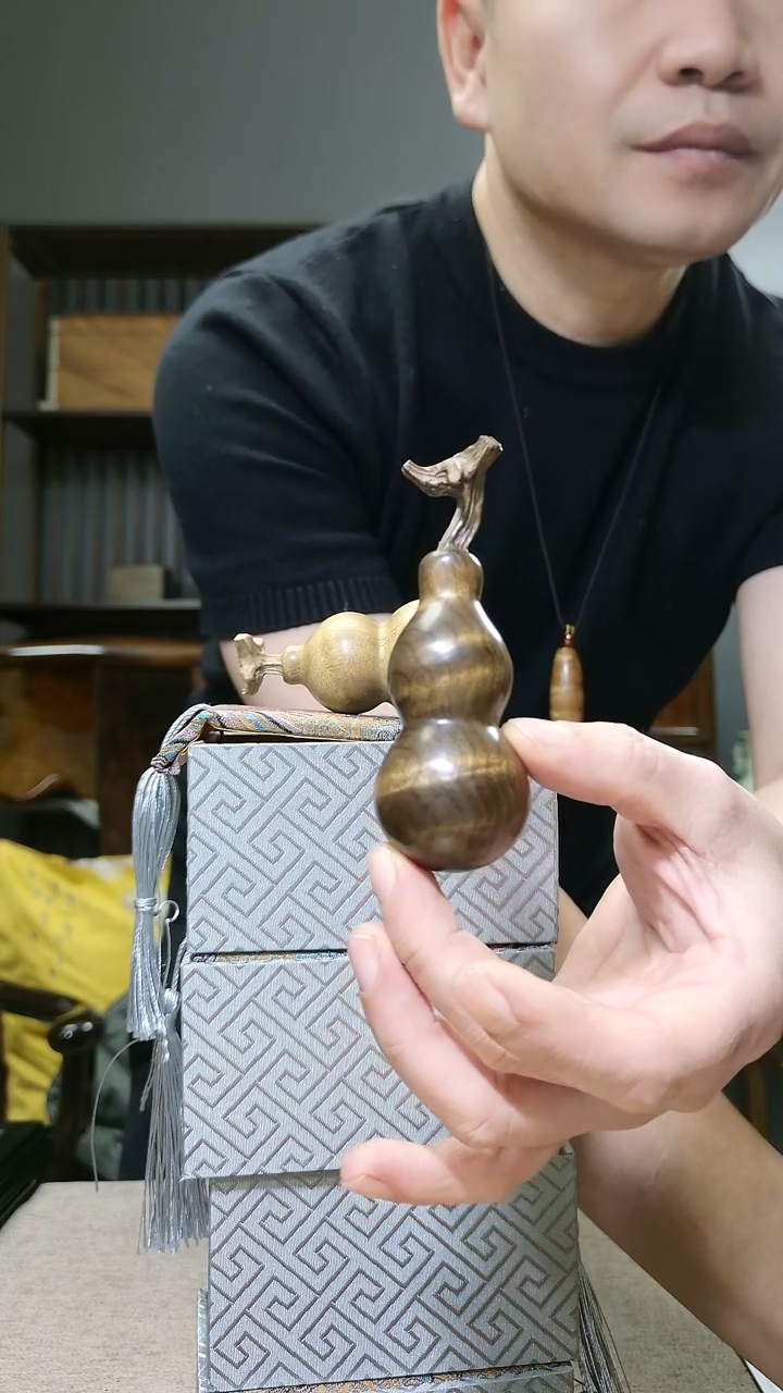 金丝楠湖****田金丝楠木乌木花纹葫芦把件