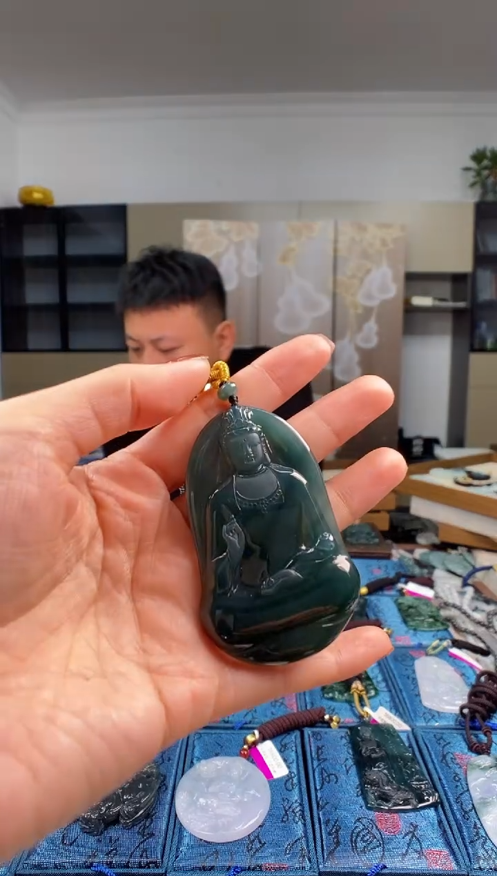 颈饰未镶嵌翡翠物**非  多样性发其一