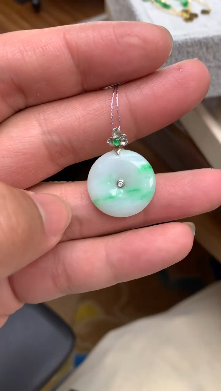 【闪购商品】翡翠颈饰18K金镶嵌平安扣