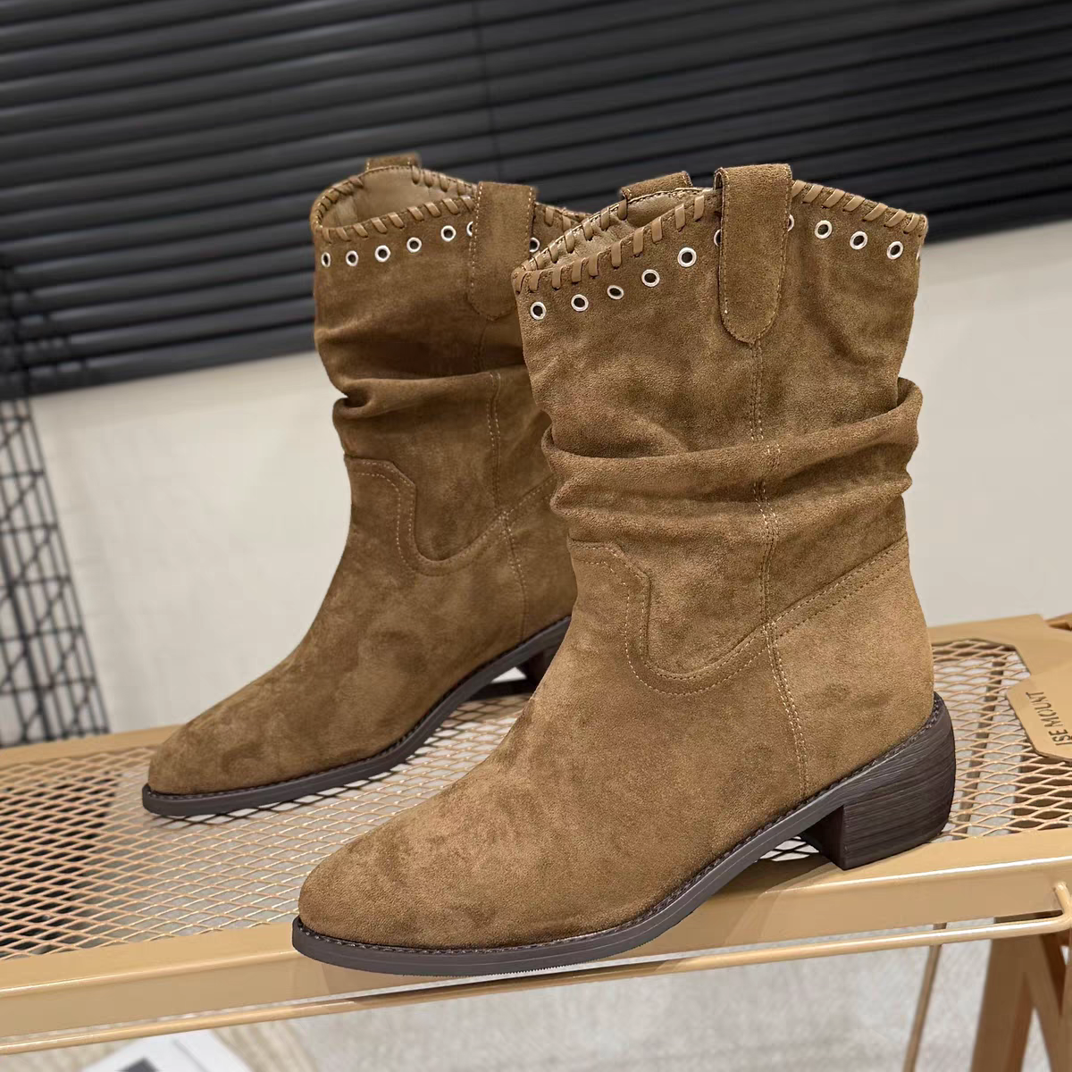 复古西部牛仔靴女2025秋冬新款套筒女靴编织铆钉时尚粗跟中筒靴子