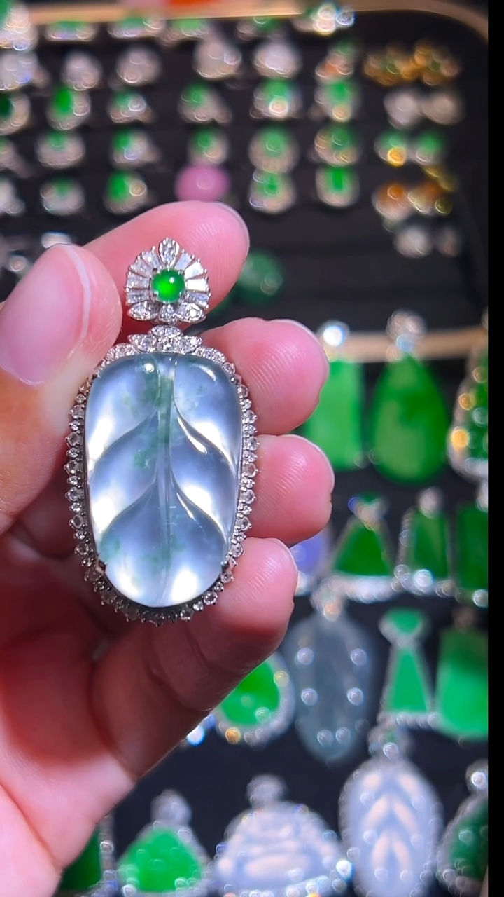 颈饰18K金镶嵌翡翠吊坠