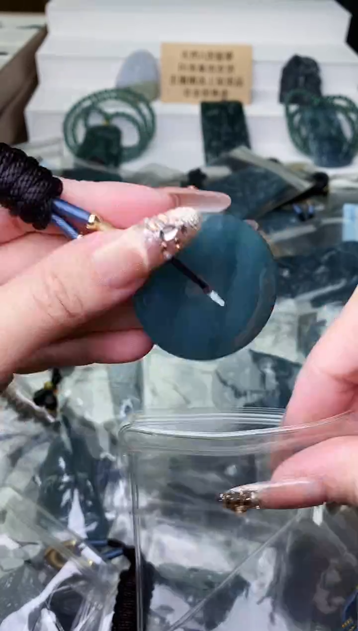 颈饰未镶嵌翡翠 